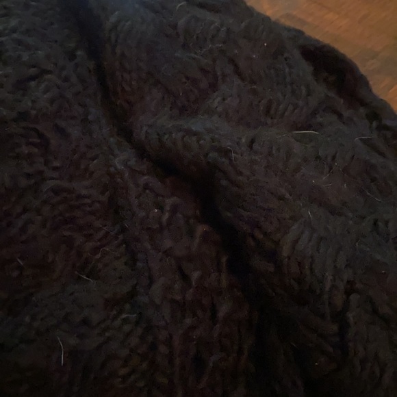 Knitted scarf with puff balls - Picture 2 of 3